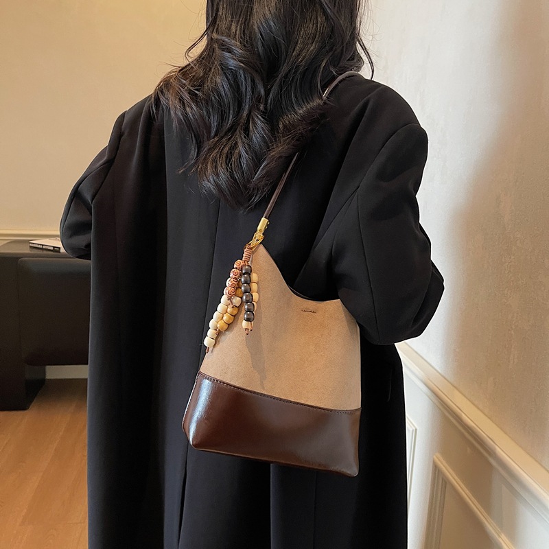 Bolsa de cubo de lujo ligera transfronteriza de gran capacidad para mujeres 2025, otoño y invierno, nueva bolsa de brazo universal, nicho, bolso de hombro de empalme