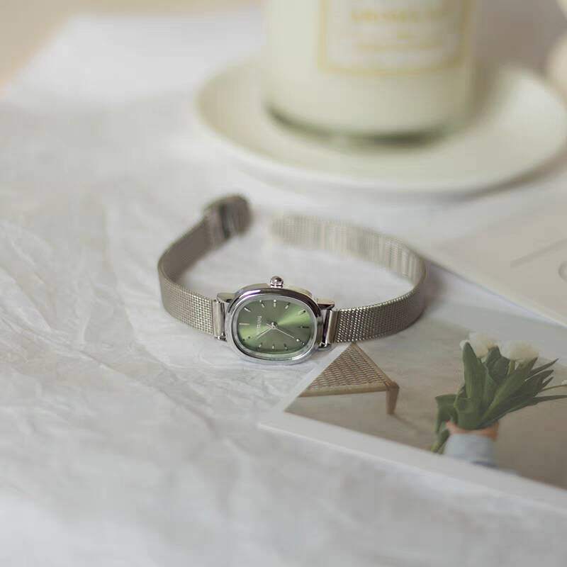 異様な冷淡な風シンプルな楕円銀色の高級感があります。