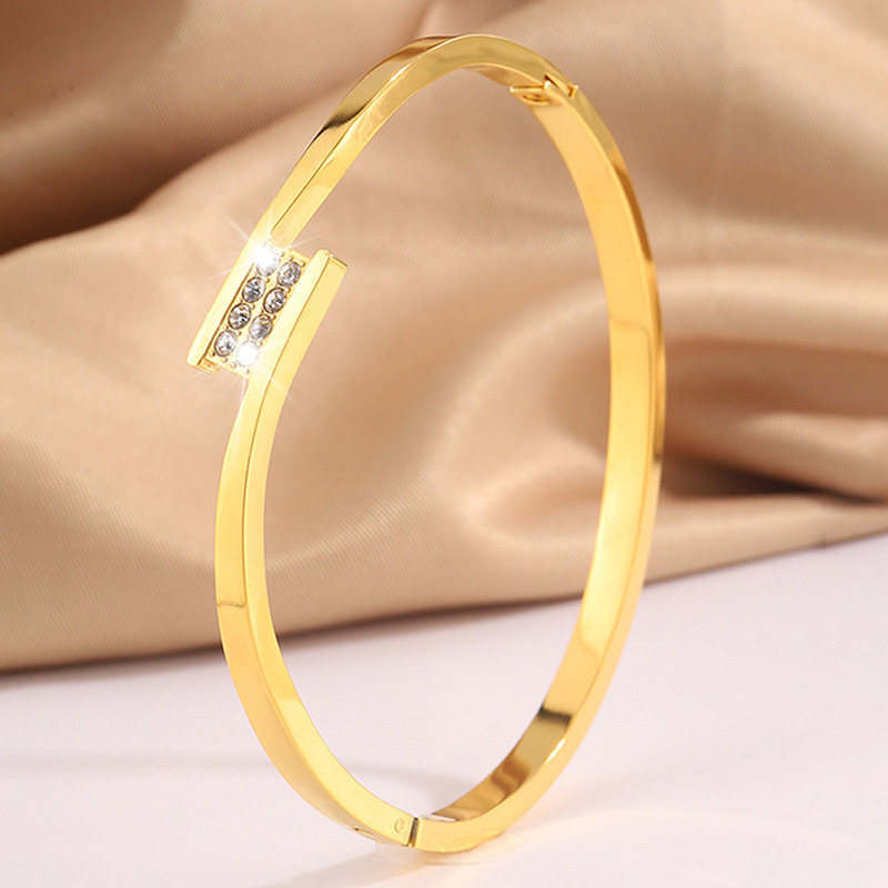 Brazalete de acero de titanio de diseño femenino simple abertura de diamantes ligero lujoso temperamento pulsera minimalista no desvanecerse brazalete de estilo europeo y americano