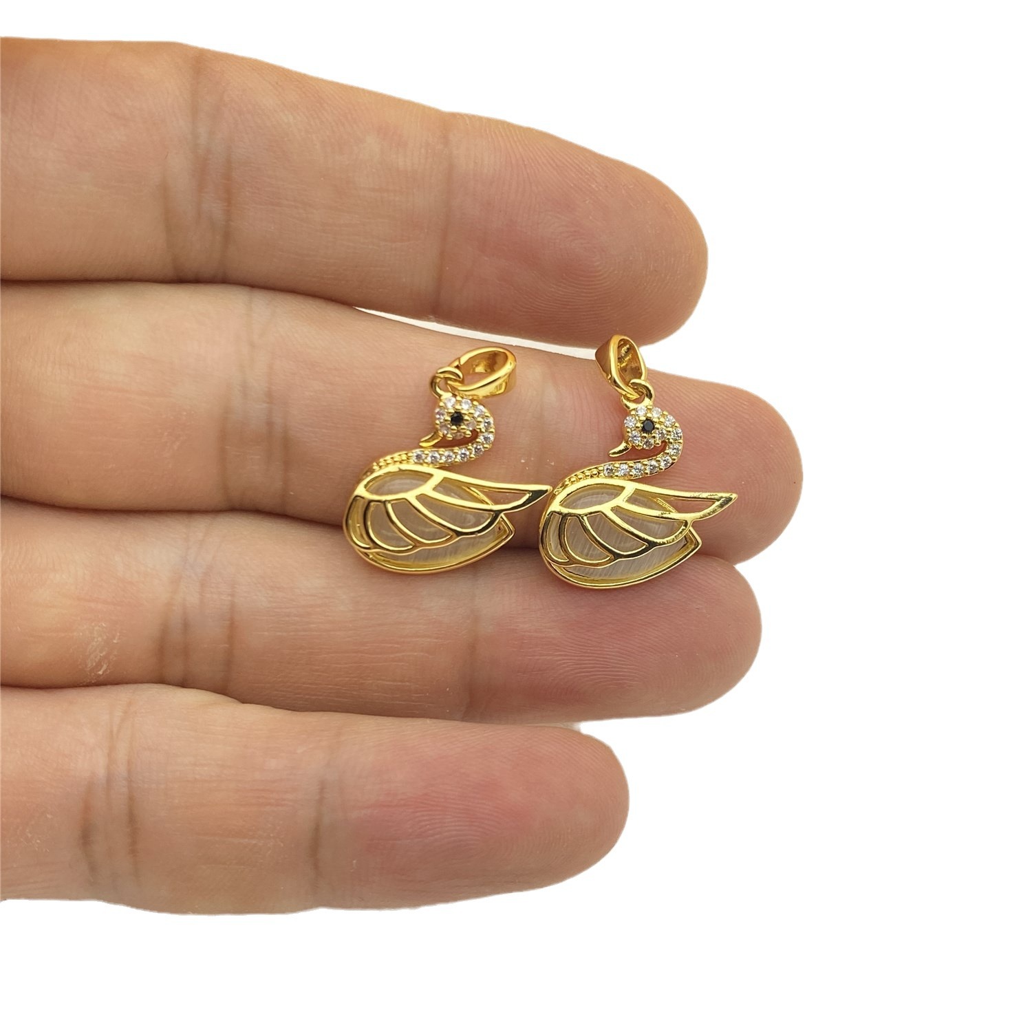 fashionable universal copper elegant pendant with zircon