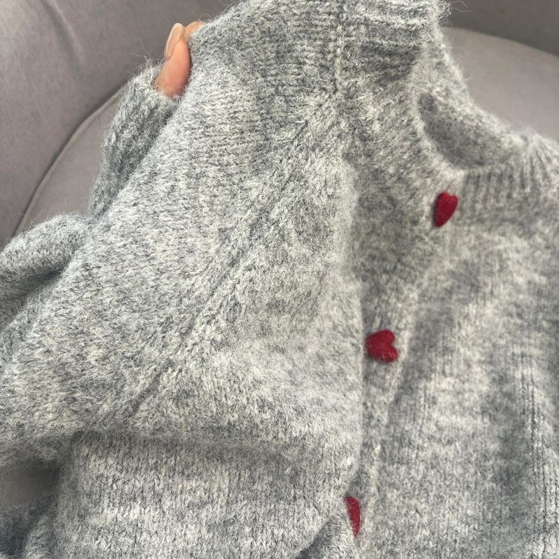 灰色の愛のボタンのセーターのコートの女性の秋の新型の高級感のゆったりした丸首のニットのカーディガンの上着|undefined