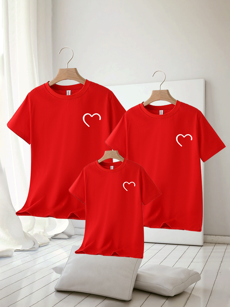 Conjuntos Familiares a Juego de la Familia Klein para una Familia de Tres Personas, Conjuntos Familiares con Estampado de Corazones a Rayas de Verano, Uniformes Escolares Nuevos para el Jardín de Infancia 2025