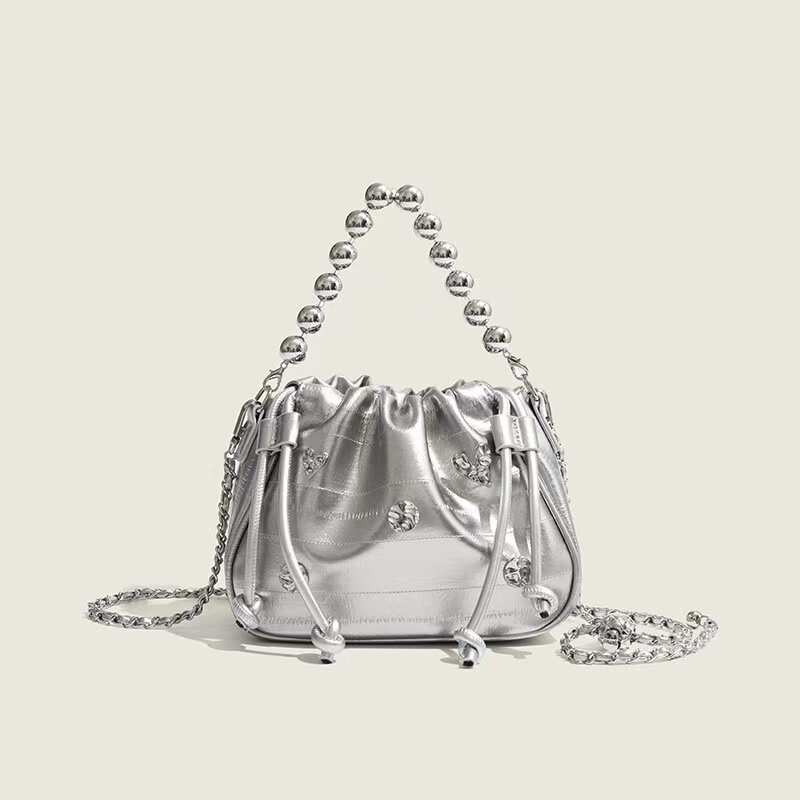 Official Genuine Product with Niche Design and High-End Feel, Silver Crossbody Small Bag, Fashionable Chain Shoulder Cloud Bag Official Genuine Product with Niche Design and High-End Feel, Silver Crossbody Small Bag, Fashionable Chain Shoulder Cloud Bag