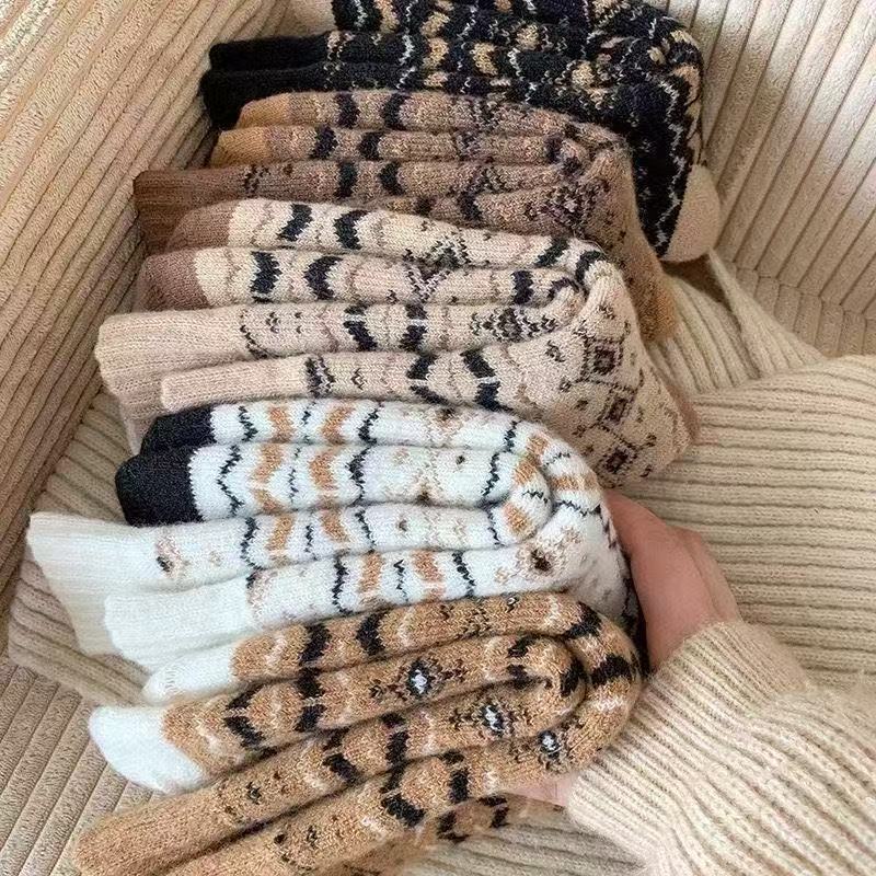 Zhuji Warm Autumn and Winter Thick Socks for Men, Mid-Calf Thickened Terry Retro Forest Style Student Couple Thick Socks for Men