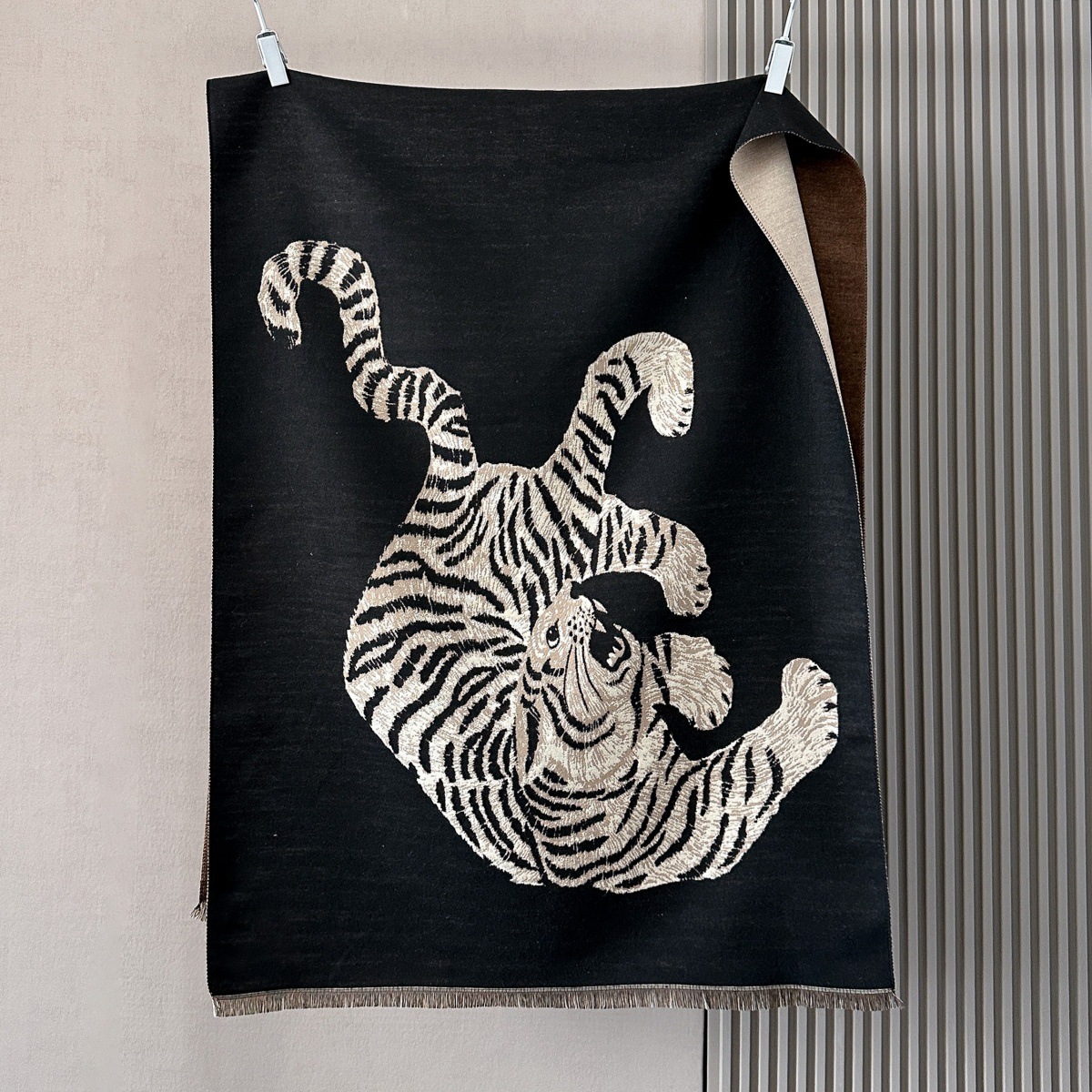Cross-Border Vintage Thickened Scarf with a Light Luxury and High-End Feel, Autumn and Winter Faux Cashmere, Unique Old Money Style Leopard Print Shawl for Live Streaming