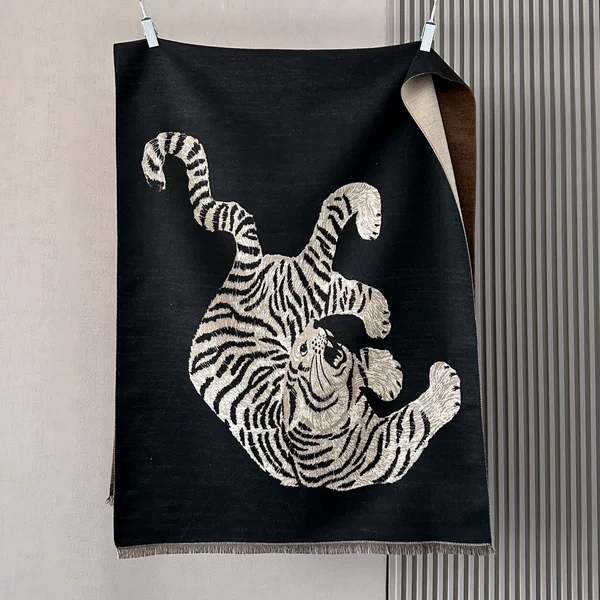 Cross-Border Vintage Thickened Scarf with a Light Luxury and High-End Feel, Autumn and Winter Faux Cashmere, Unique Old Money Style Leopard Print Shawl for Live Streaming