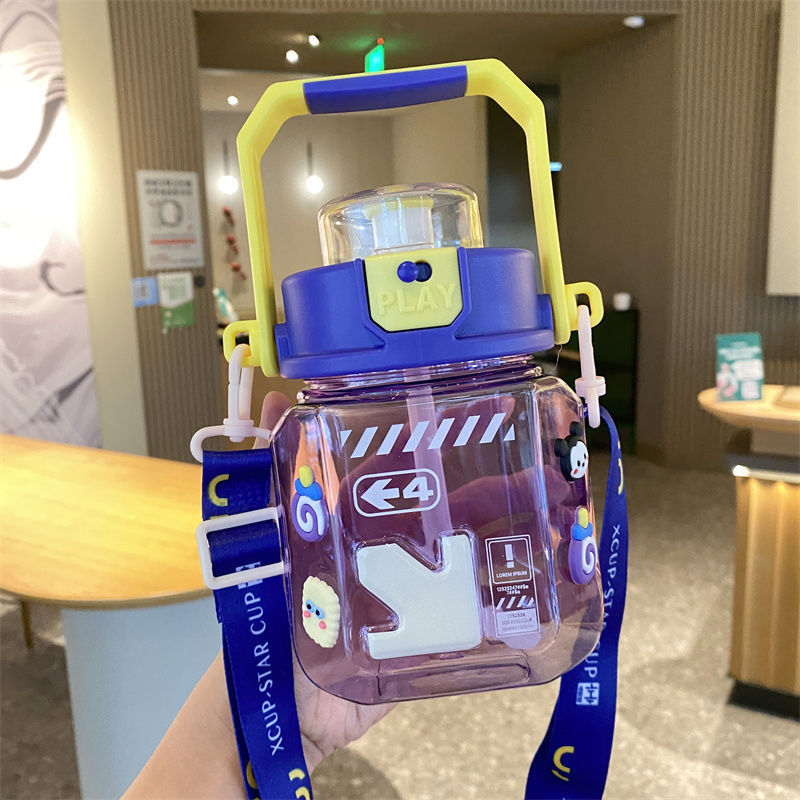 Verano niños de dibujos animados tazas de agua de plástico de gran capacidad lindas tazas portátiles tazas de paja deportivas al aire libre para hombres y mujeres