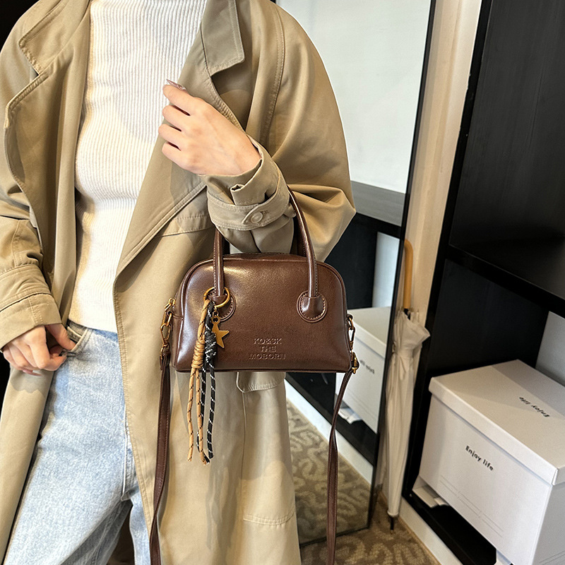 고급 질감 레트로 베개 작은 가방 여성의 2024 새로운 휴대용 볼링 가방 다기능 어깨 크로스 바디 백