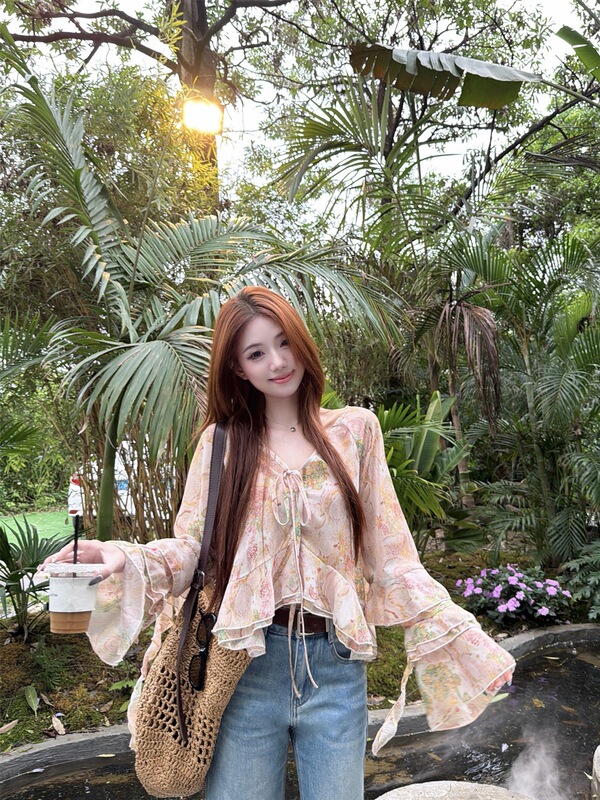 Gentle Style Floral V-Neck Flared Sleeve Shirt for Women, Summer Waist-Cinching Short Shirt, Thin and Elegant Sun-Protective Top Gentle Style Floral V-Neck Flared Sleeve Shirt for Women, Summer Waist-Cinching Short Shirt, Thin and Elegant Sun-Protective Top