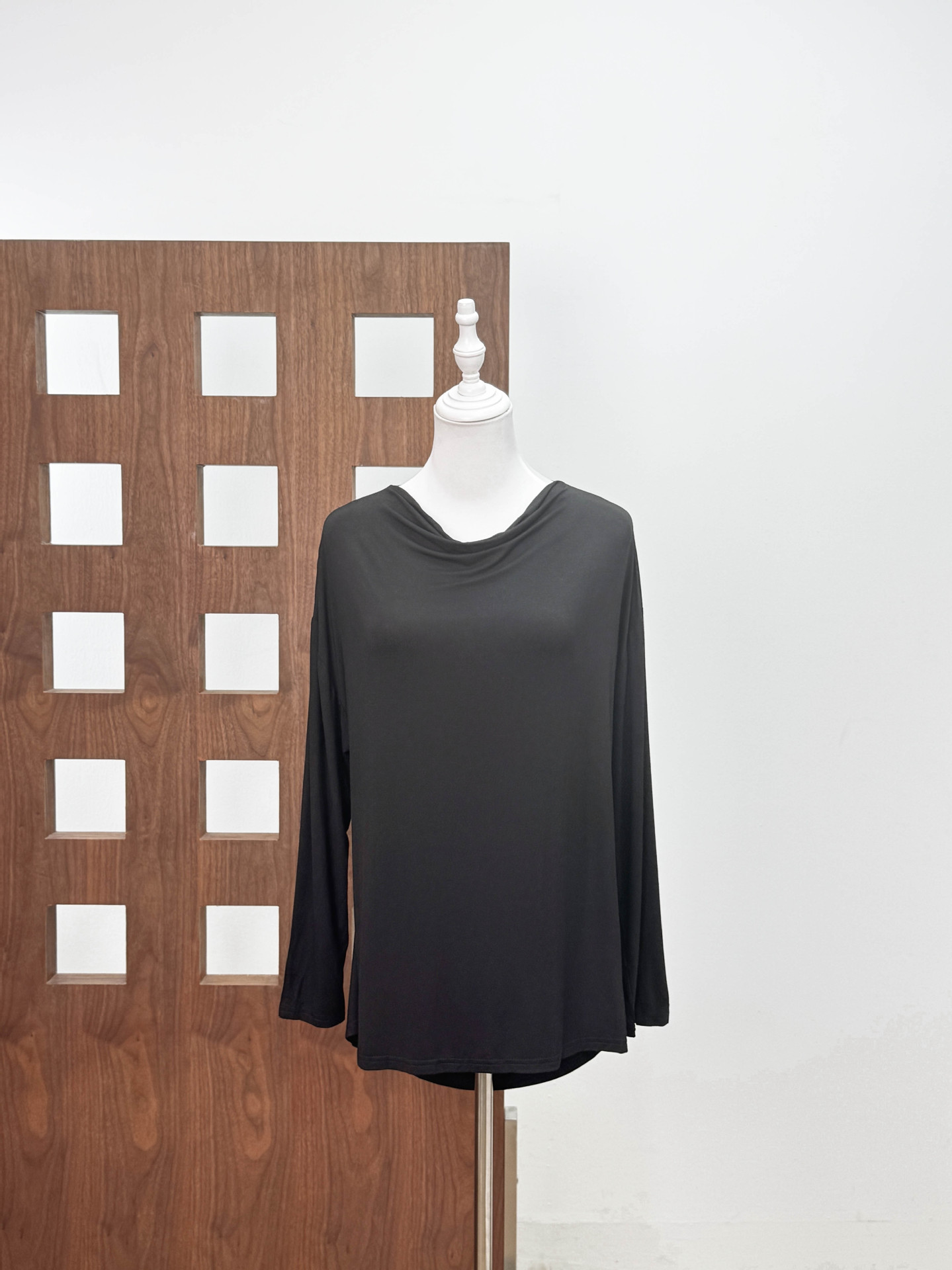 Las lágrimas de la perla de la mujer de la camiseta de cuello swing de back-end de la camiseta de malla de primavera de 2025