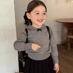 子供服の女の子の韓国版の学院の風は襟のセーターの秋をめくります。