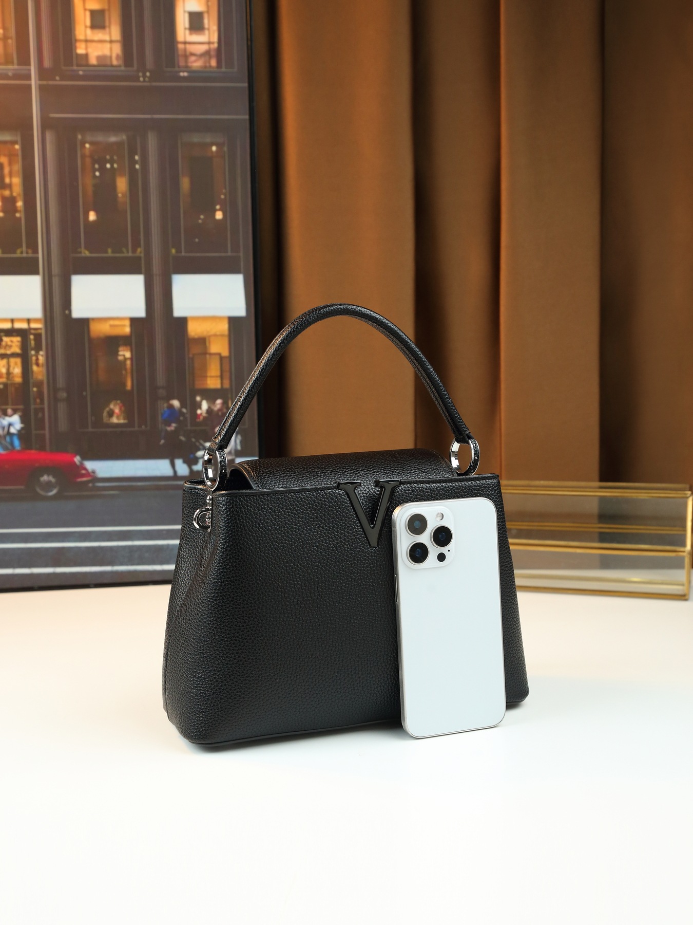 Bolsas transfronterizas para mujeres 2025, nuevas bolsas de estilo exterior Kylie, nicho simple en forma de V para mujeres que salen al trabajo, temperamento portátil