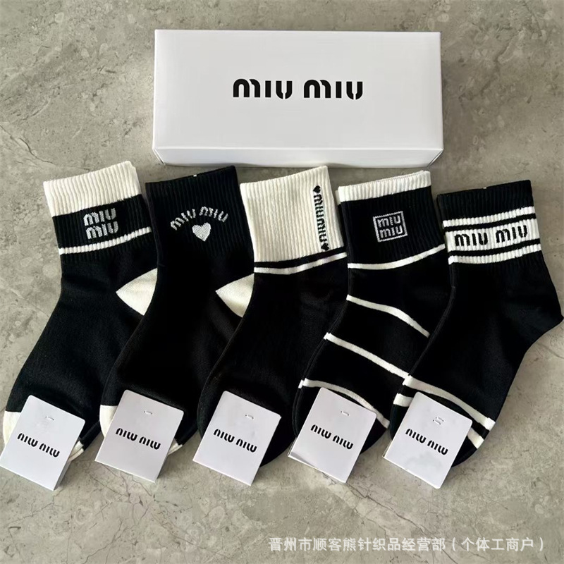 新製品 miumiu 綿靴下箱入り 5 足ミッドチューブレディースソックス水玉文字トレンディソックスシンプルでファッショナブルな外国貿易靴下|undefined