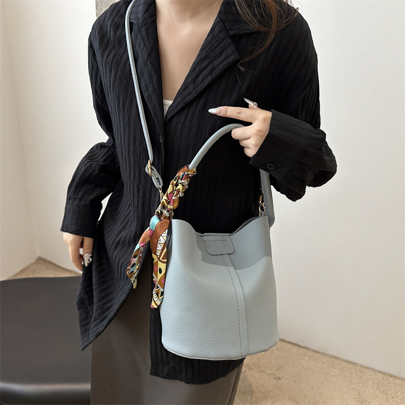 Bolso de moda de verano 2025 nuevo estilo francés pequeño bolso de mensajero de un solo hombro estilo caliente bolso de cubo bolso femenino