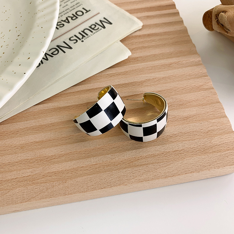Checkerboard Polka Dot C-shaped Stud Earrings Wholesale Nihaojewelry display picture 8