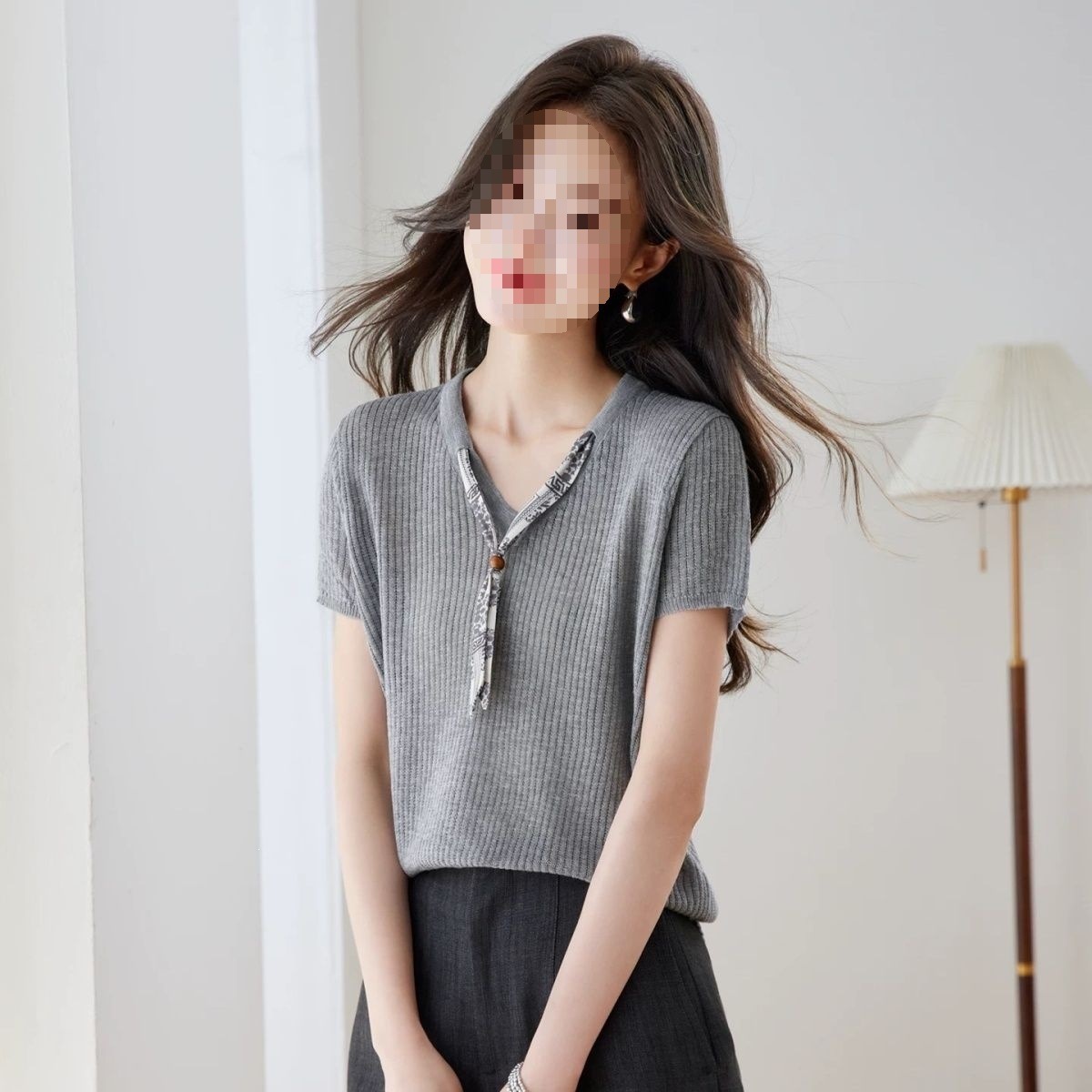 Áo thun nữ cổ V tay ngắn phối khăn lụa ren, chất liệu băng lụa mỏng mát mùa hè — màu đen, màu sắc, màu xám chi tiết 3