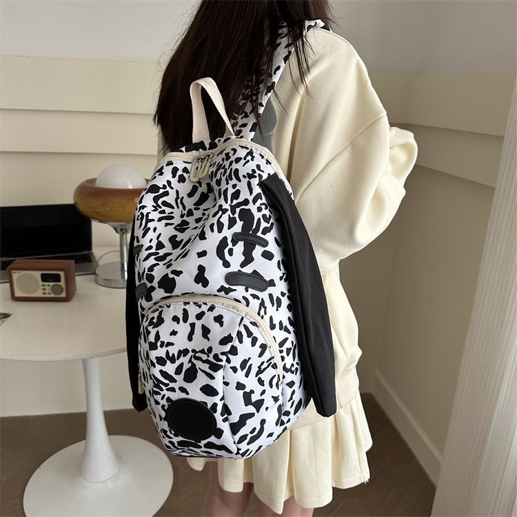 La moda no soporta peso, nuestra mochila combina fácilmente con tu estilo