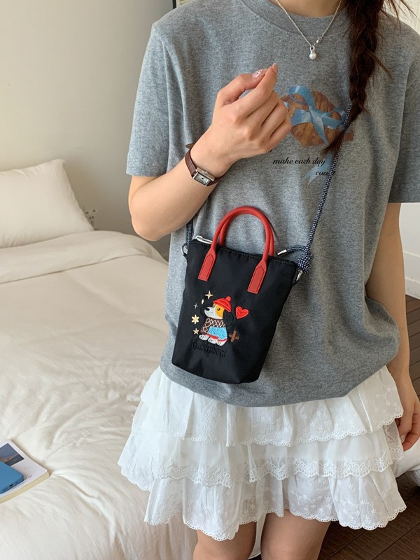 2026 nuevo estilo de alto nivel de sentido perezoso viento bordado portátil tipo cubo bolso de teléfono móvil lindo tela de nylon de color sólido mochila