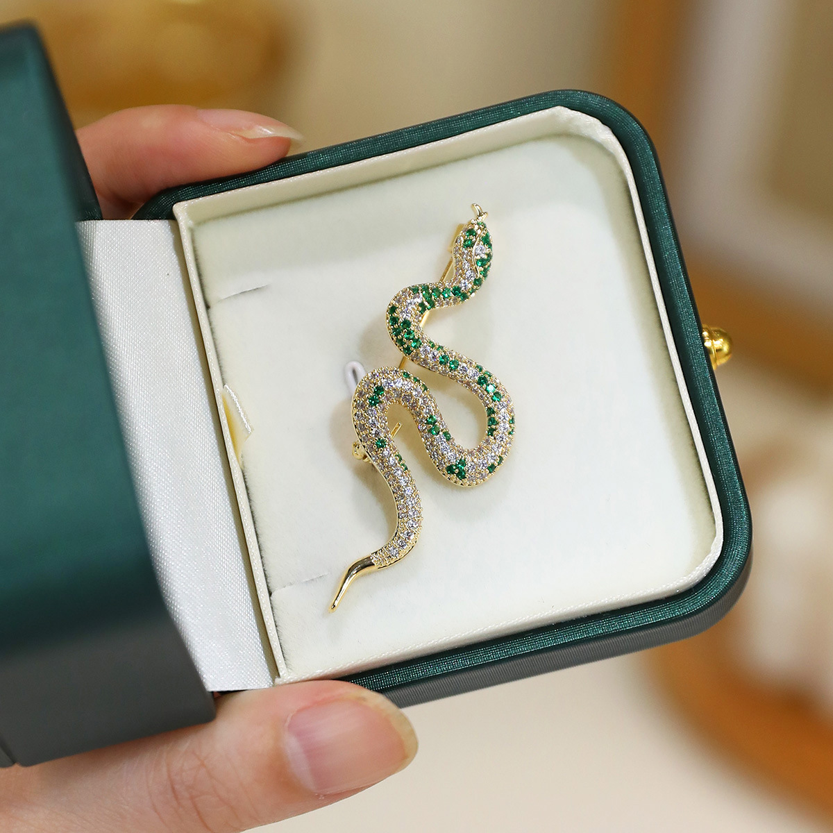 Nuevo diamante verde broche de serpiente verde de alta calidad zodiacal serpiente gay pin animales exquisitos accesorios de traje al por mayor image 3