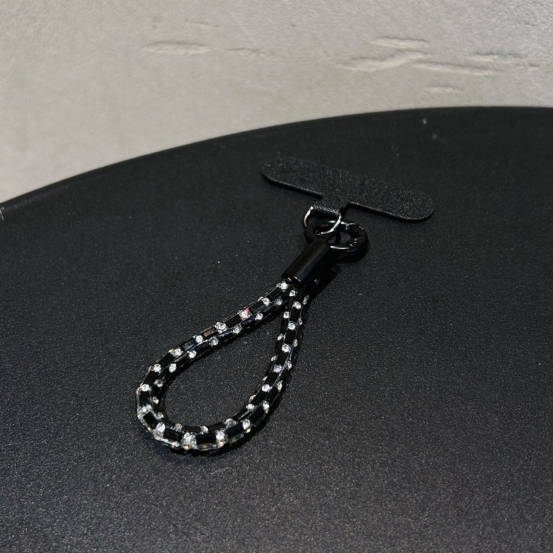 Colgante de diamante de alta sensación colorido perlas de diamante flash clip de teléfono móvil hebilla de metal resistente a la caída colgante de cadena corta resistente a la pérdida de cuello