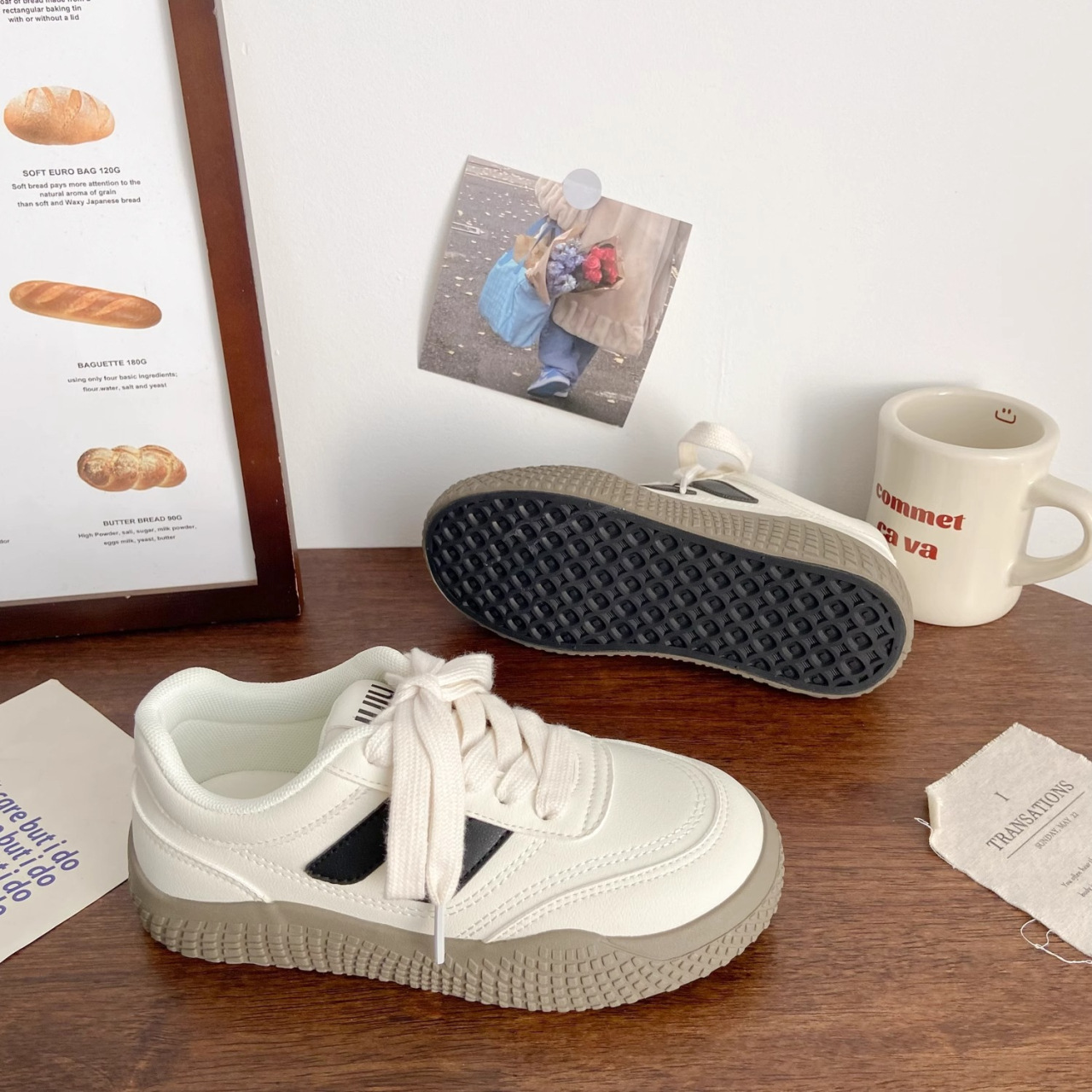 Zapatos blancos de suela gruesa de Dexun, otoño de 2025, nuevos zapatos de mujer de moda, nicho universal, zapatos de skate de altura baja para mujeres.