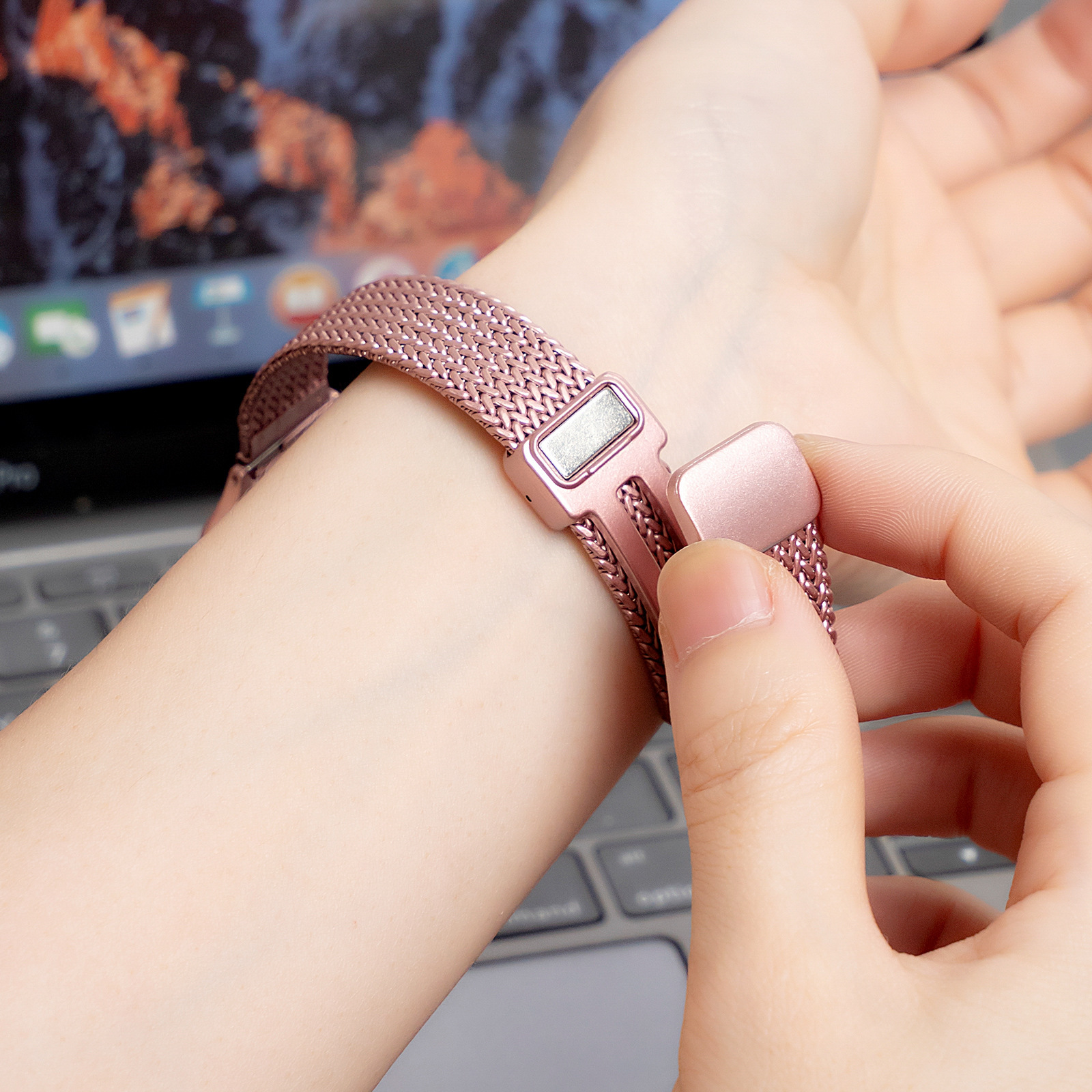 Aplicable para Apple Watch acero inoxidable metal de trigo herringbone hebilla de succión cintura pequeña correa de mujer