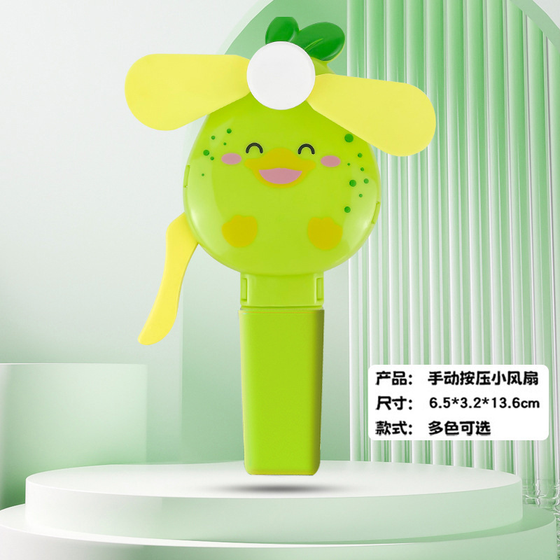 子供の小さい扇風機の果物と野菜は小さいおもちゃを押して屋台の贈り物を並べて卸売りします。|undefined