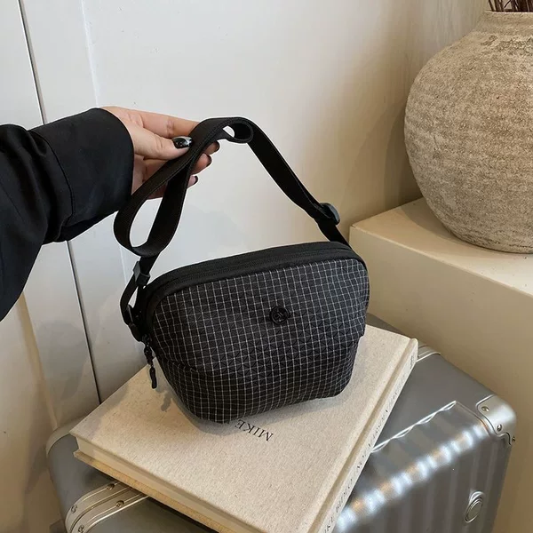 Plaid nylon fabric small bag, 2026 new style, fashionable sports bag, casual and versatile, lightweight shoulder bag for both men and women