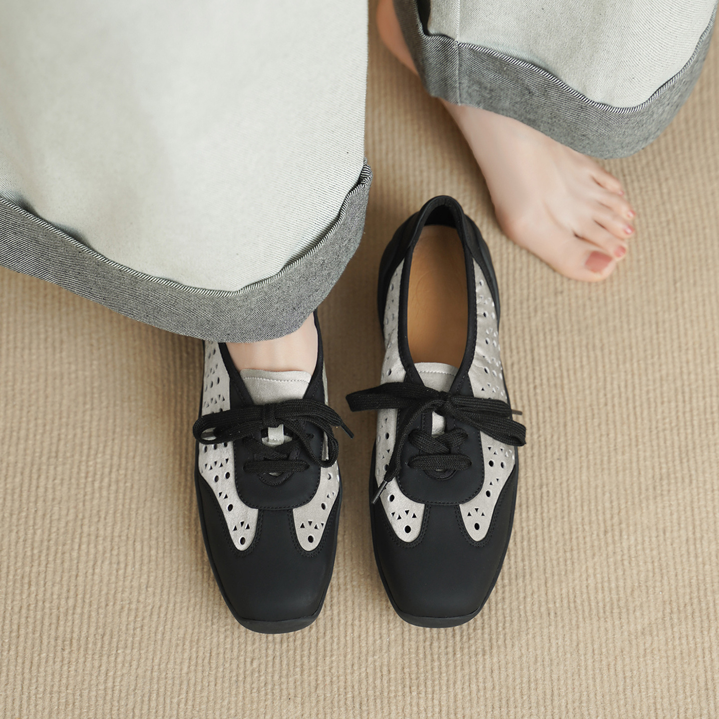 Giày sneaker nữ phối màu đục lỗ dây buộc mũi sâu đế mềm da mềm — đen