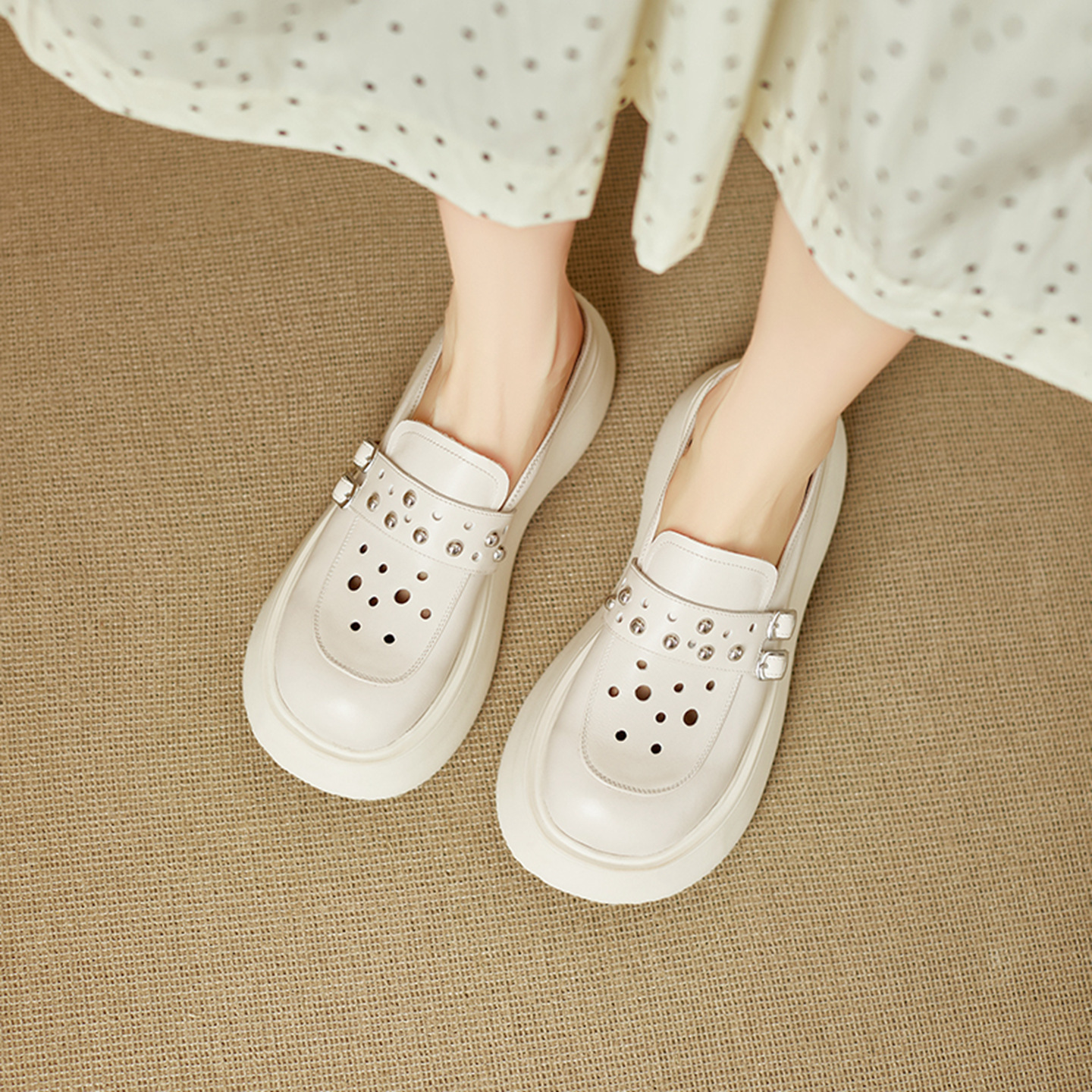 Dép sandal nữ đế dày quai chữ V mũi bao bít — đen