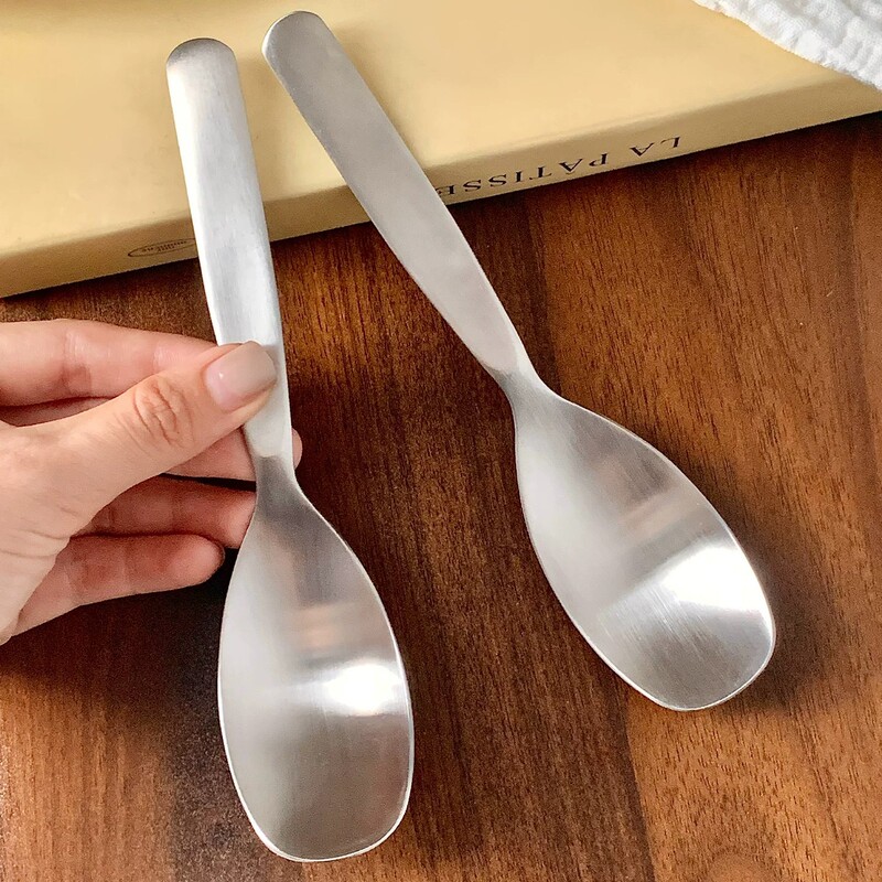 304 stainless steel polished square-headed spoon, simple and elegant, thickened long handle, suitable for home use for eating and drinking soup, with a deeper bowl 304 stainless steel polished square-headed spoon, simple and elegant, thickened long handle, suitable for home use for eating and drinking soup, with a deeper bowl