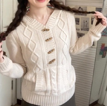 慵懒风牛角扣麻花连帽针织毛衣女秋季设计感修身显瘦长袖百搭外套