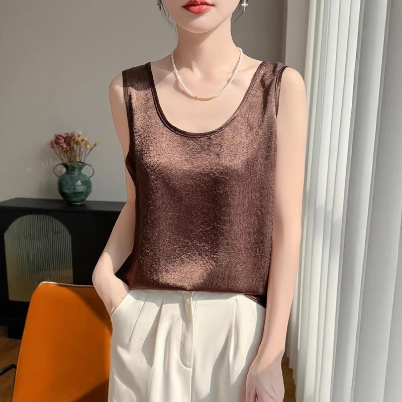 Versatile Round-Neck Sleeveless Camisole for Women, Suitable for Both Inner and Outer Wear, Loose Satin Top with a Textured Feel, Paired with a Blazer as a Base Layer Versatile Round-Neck Sleeveless Camisole for Women, Suitable for Both Inner and Outer Wear, Loose Satin Top with a Textured Feel, Paired with a Blazer as a Base Layer