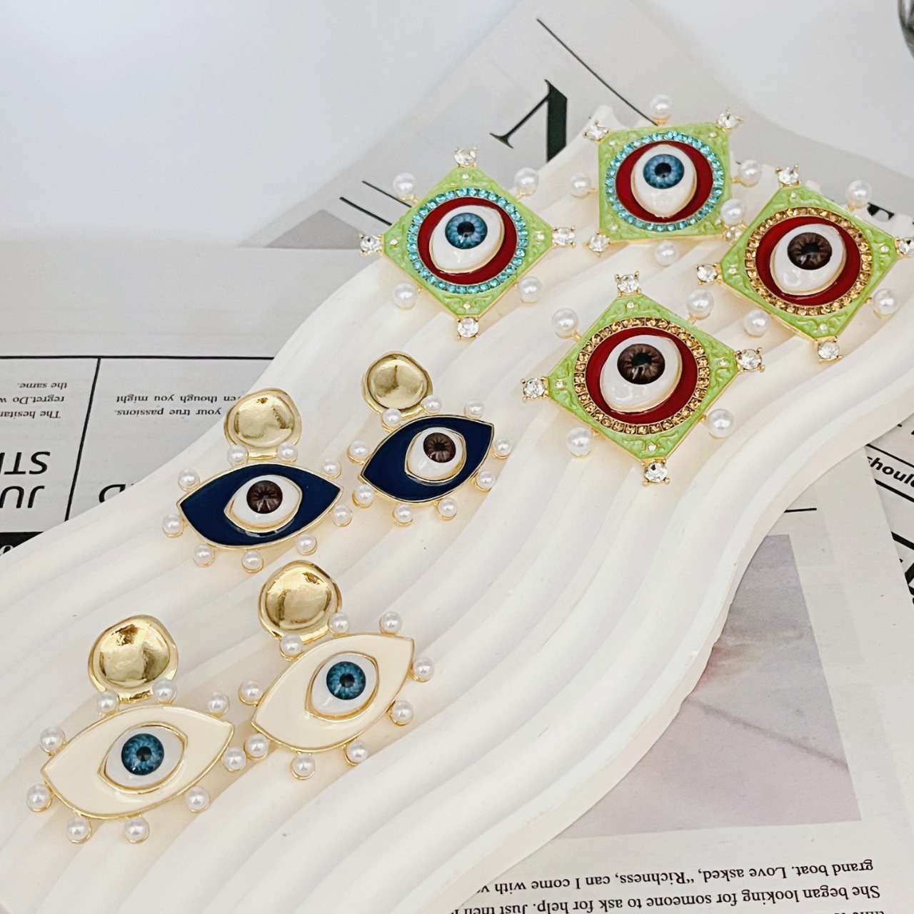 1 Pair Exaggerated Eye Epoxy Copper Ear Studs display picture 1