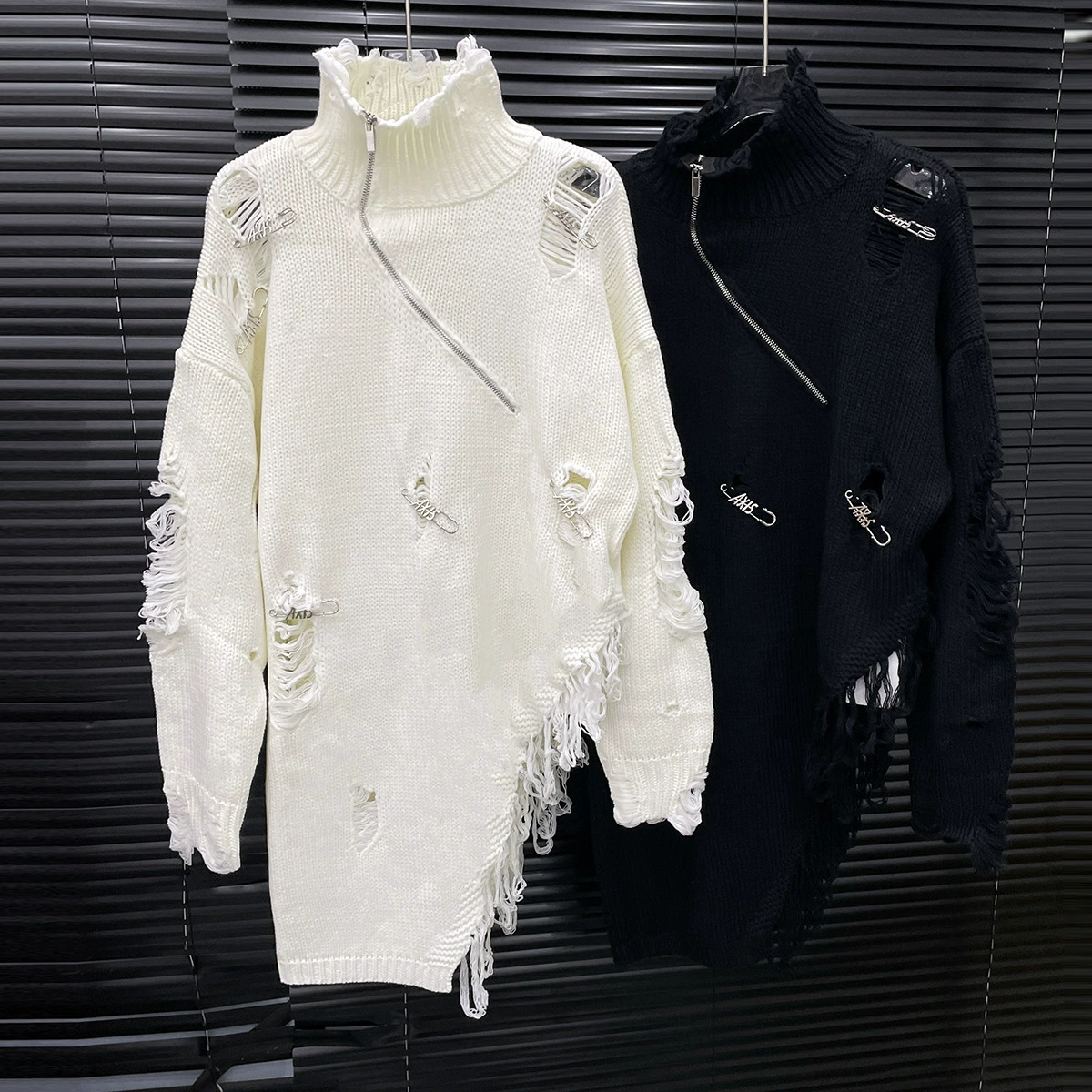 2025早秋新款半拉链高领别针破洞毛衣女韩系时尚不规则小众设计感