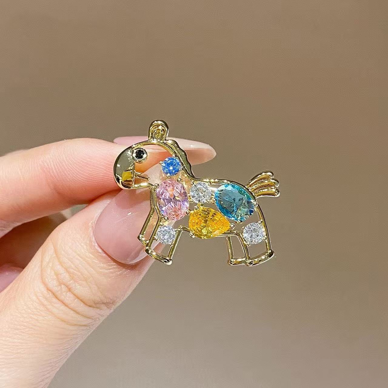 Broche 2026 Nouveau Zodiaque Cheval Cristal Coloré Creux Poney Design Haut de Gamme Accessoire de Personnalité Polyvalente_voghion.com