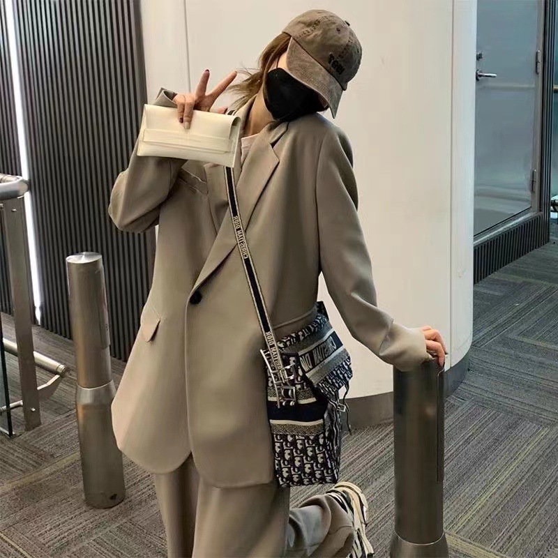 春と秋の新型コートの女性デザイン感があります。
