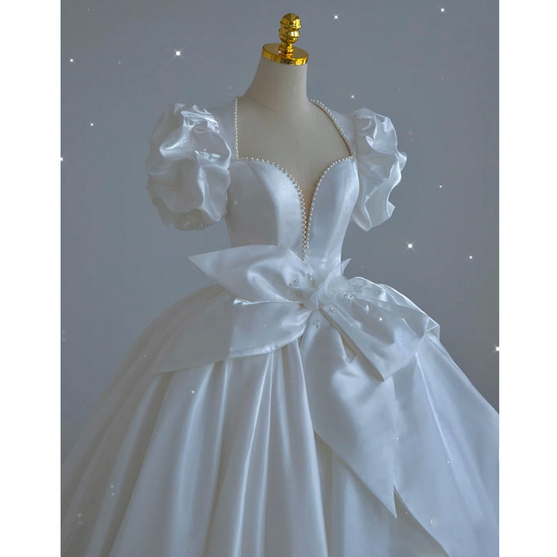 Vestido de novia de satén estilo francés, modelo nuevo de verano 2026, elegante vestido de satén de estilo hada para novias pequeñas con cola larga.