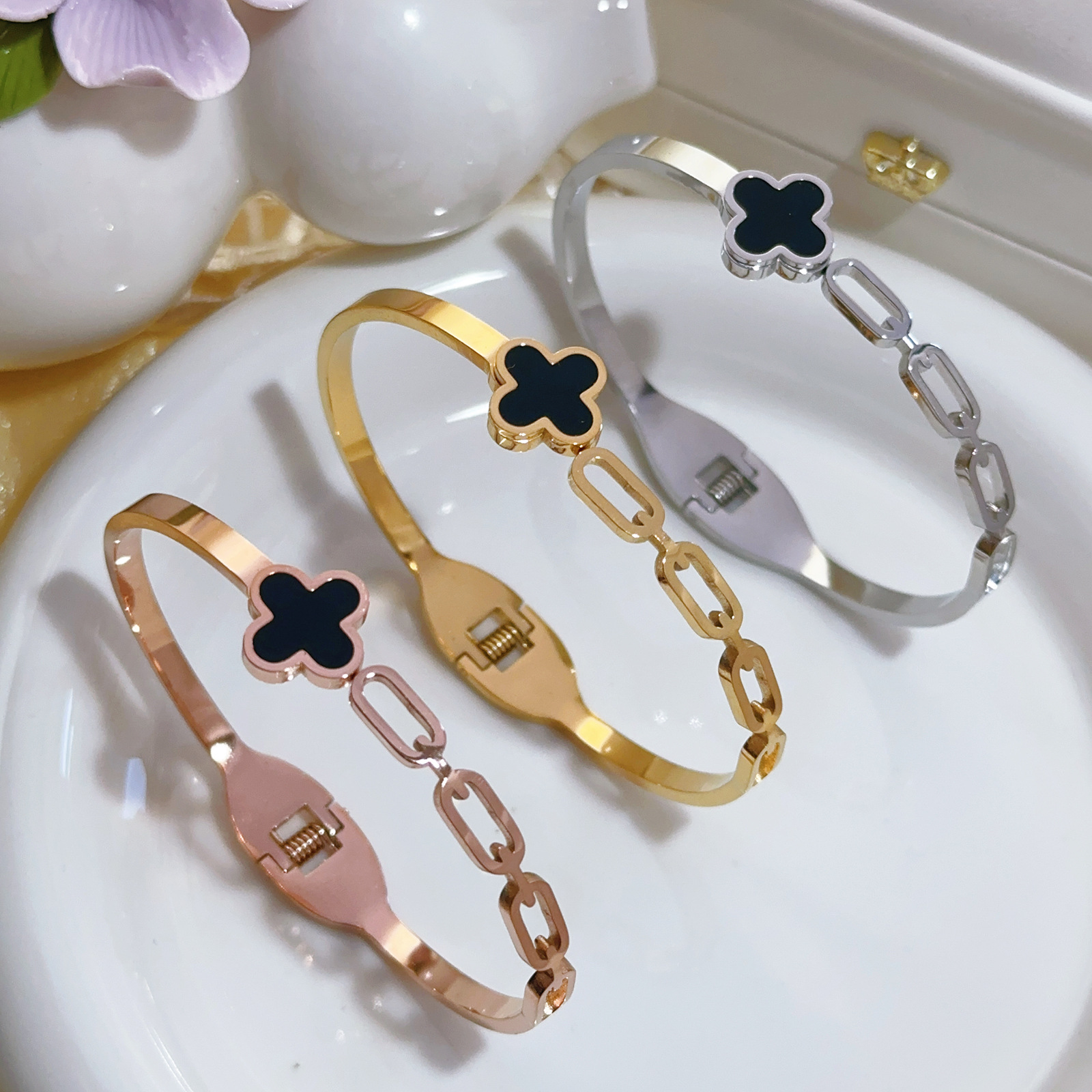 Pulsera de trébol de cuatro hojas estilo de moda caliente acero de titanio todo fósforo no se desvanece pulsera abierta acero inoxidable decoración transfronteriza de lujo ligero para damas
