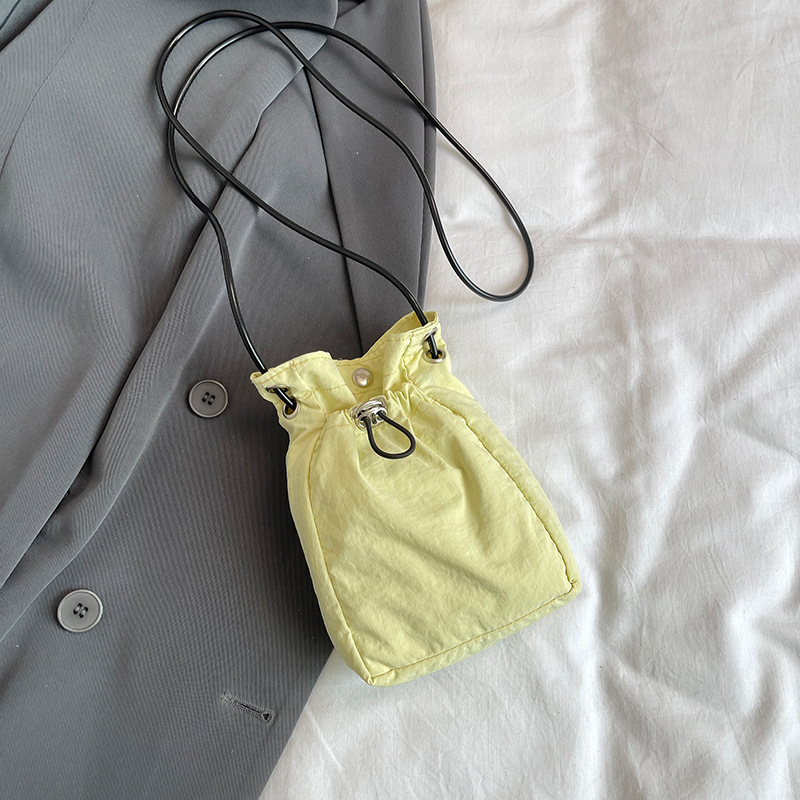 Casual bolso de tela de nylon ultra-fuego para mujeres 2024 nuevo verano versátil bolso de hombro bolso de cubo bolso de teléfono celular