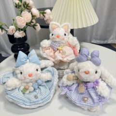 垂れたウサギのぬいぐるみのぬいぐるみがキャンディーの人形を飾っています。