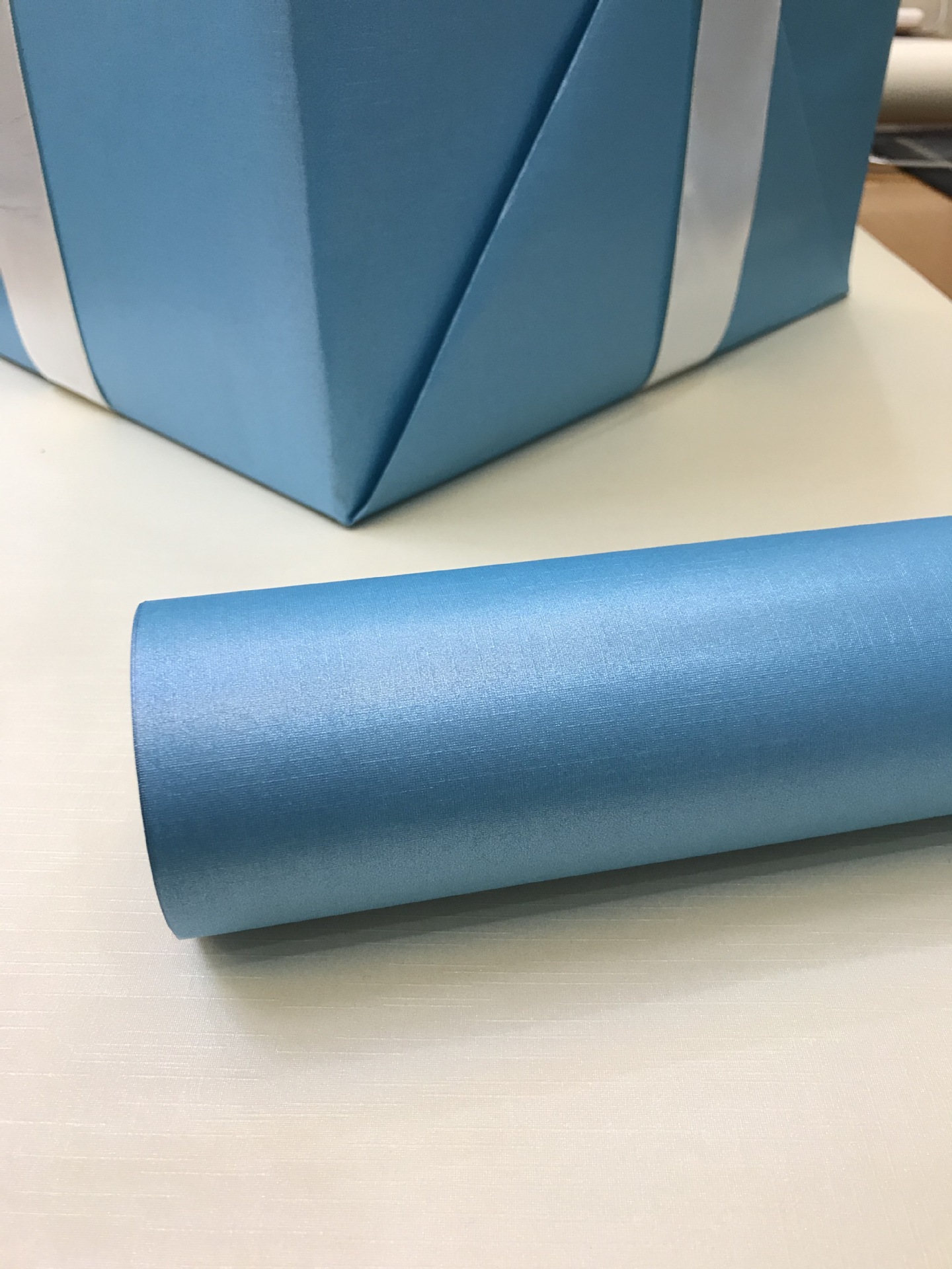 Papel perlado azul cielo; 70*100 cm (hojas)