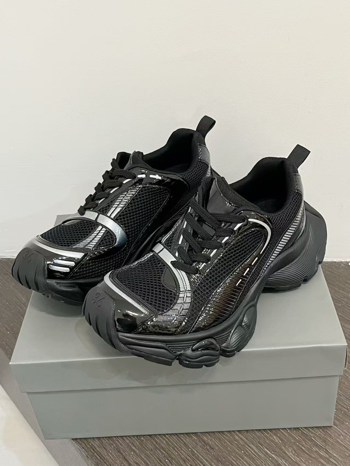 Edición de cuero de vaca ~ 2025 primavera Zhongann mostró pies pequeños zapatos de padre para mujeres con suela gruesa aumentada zapatos deportivos de cuero casuales para mujeres