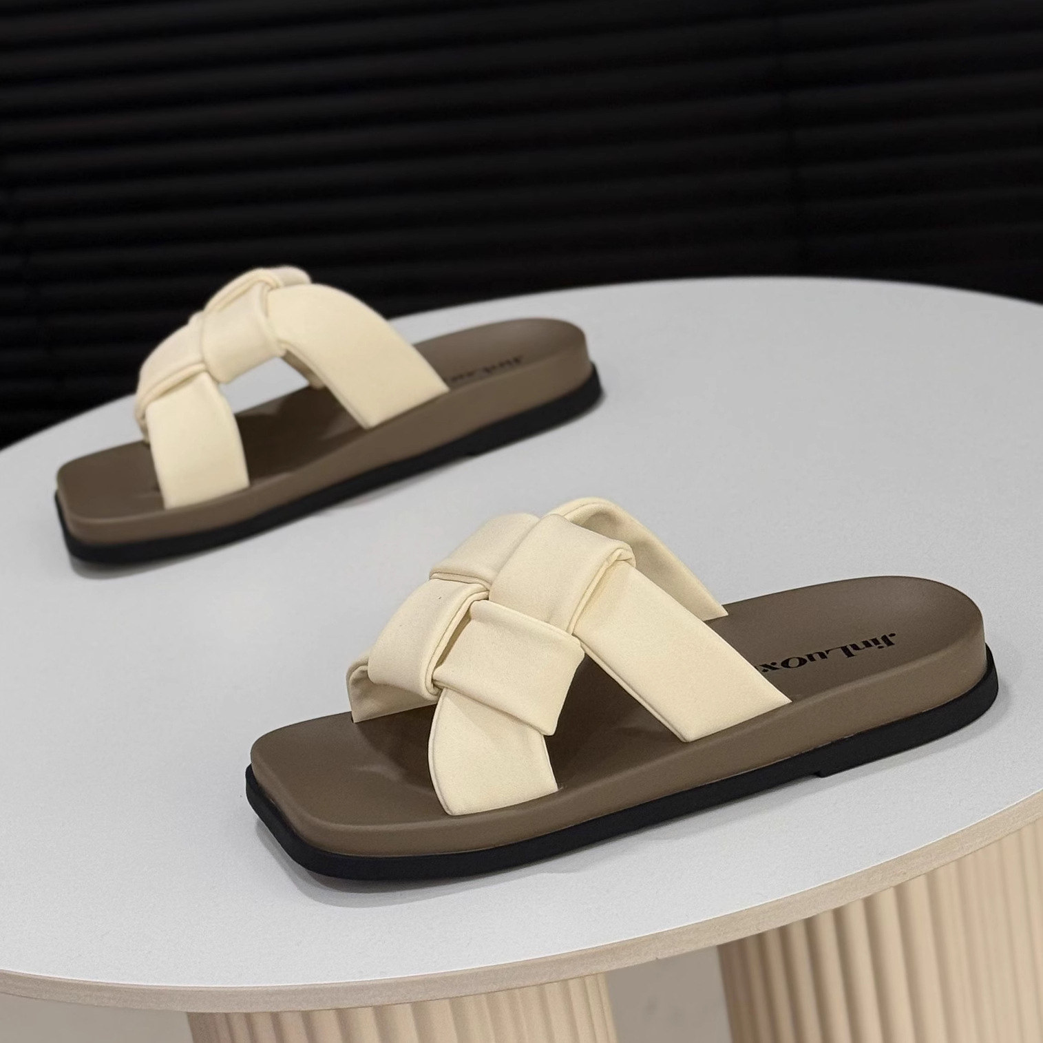 Zapatillas de una palabra para mujer, verano, 2025, nuevo estilo francés, cabeza cuadrada, fondo plano, tejido cruzado, sandalias de playa de fondo blando romano