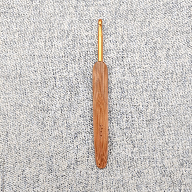 Cabeza dorada de ganchillo con mango de bambú profundo 4.5