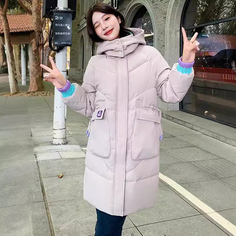 Capa de algodón de pluma para mujeres 2025, nueva chaqueta de invierno gruesa, chaqueta de algodón media y larga, chaqueta de algodón de color contrastante, chaqueta de algodón caliente