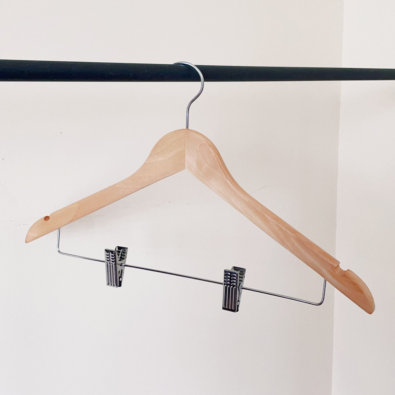 트위스트 B 클립이 포함된 우드 컬러 1.5cm 옷걸이