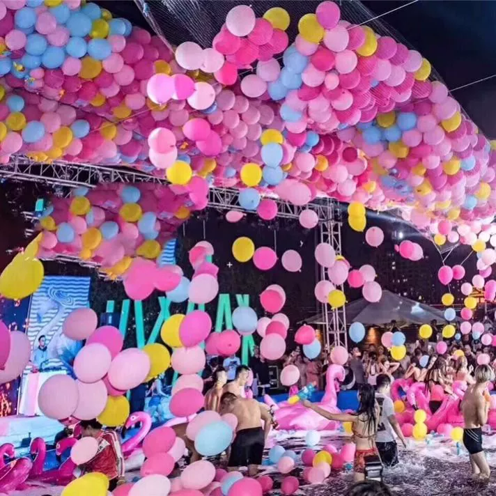 Воздушный шар упал под сеть