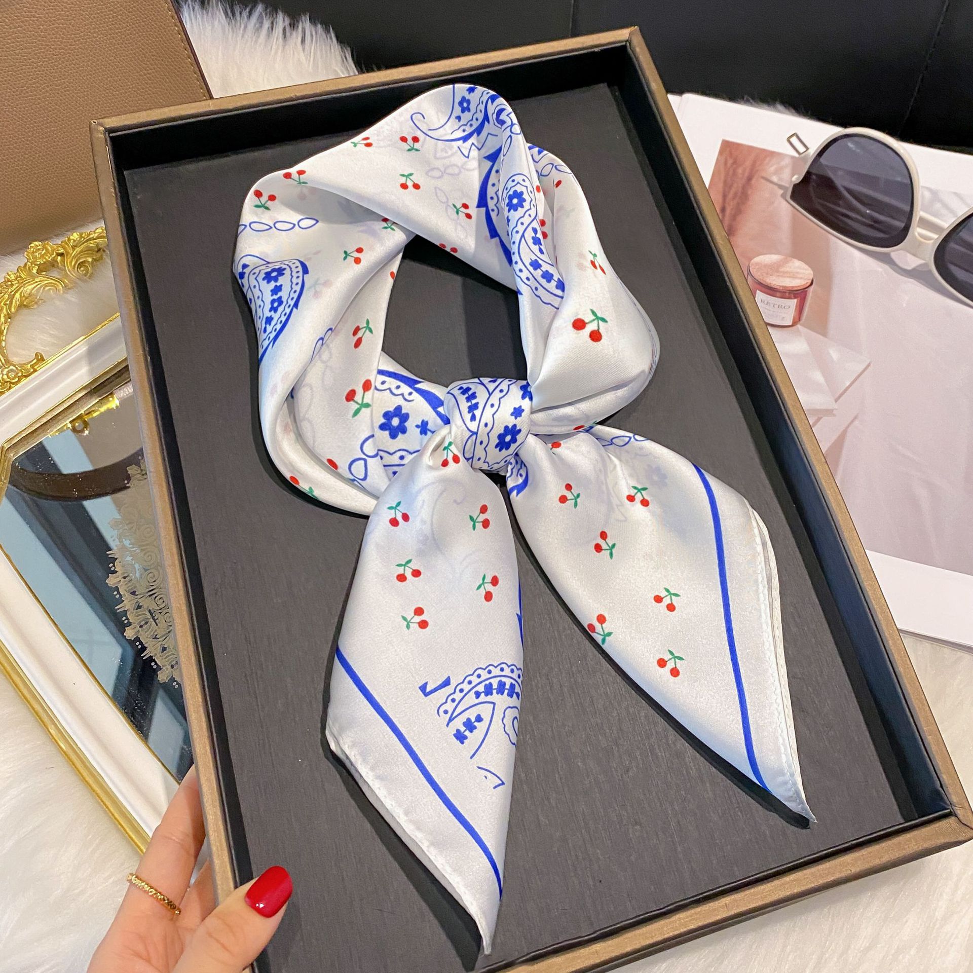 Foulard in raso versatile per donna quadrato effetto seta_voghion.com