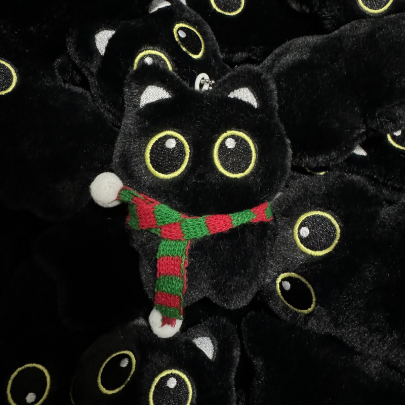 전신 검은 고양이 + 녹색과 빨간색 스카프